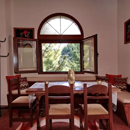 Valtessiniko Studios בית הארחה 3*